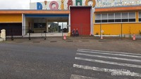 Plang depan DQiano yang berwarna - warni membuat waterpark ini bernuansa ceria