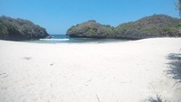 Pantai Sedahan yang satu lokasi dengan Pantai Wedi Ombo.