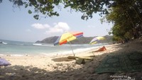 Hamparan pasir putih Pantai Wedi Ombo.