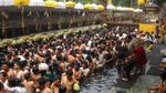 Berendam di Mata Air Pura Tirta Empul, Hati Jadi Tenang!