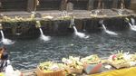 Berendam di Mata Air Pura Tirta Empul, Hati Jadi Tenang!