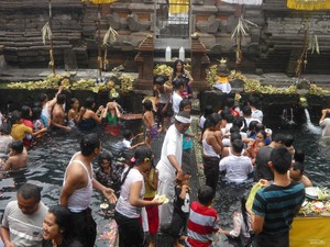 Berendam di Mata Air Pura Tirta Empul, Hati Jadi Tenang!