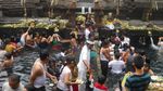 Berendam di Mata Air Pura Tirta Empul, Hati Jadi Tenang!