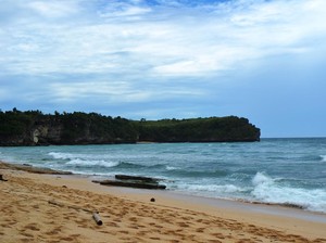 Berjemur Bareng Bule di Pantai Balangan Bali, Asyik!