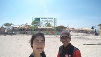 Hamparan pasir putih seluas dua kali lapangan bola.