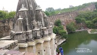 Gaumukh Reservoir dengan kuil di sampingnya.