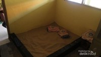 Tempat tidur pasir yang berada di salah satu rumah warga desa Legung, (Claudio Aldo N)