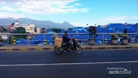 Kampung Biru yang semua rumahnya di cat biru