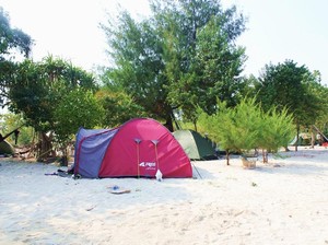 Berkemah di Pinggir Pantai Pulau Pari, Seru!