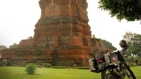 Candi Brahu, konon adalah candi tertua di kawasan Trowulan.jpg