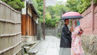 Kimono membuat suasana tradisional Kyoto jadi makin terasa.