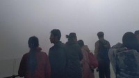 Pengunjung menunggu momen matahari terbit