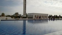 Kolam luas yang terletak di depan masjid