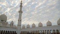 Tampak kubah masjid dengan berbagai ukuran.