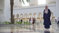 Pemandangan di depan areal Sheikh Zayed Mosque