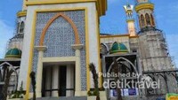 Menara Masjid setinggi 99 meter yang menggambarkan 99 nama agung Allah yaitu Asmaul Husna.