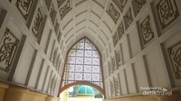 Atap - atap Masjid yang bertuliskan Asmaul Husna