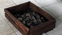 Batu yang dijual di area Sumur Jalatunda