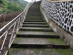 Berkunjung ke Sumur Tua Raksasa di Dieng
