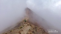 Kabut di Puncak Gunung Agung
