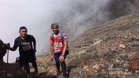 Di pertengahan Gunung Agung Menuju Puncak