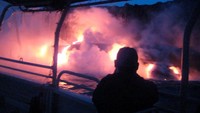Kapal akan membawa wisatawan mendekati aliran lava Gunung Kilauea (sr.bestpicyures.of.com)