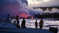 Saat sore hari asap dari lava panas ini semakin menyelimuti permukaan laut (hawaiitravelsolutions.com)