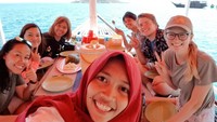 Ada yang mau nolak makan pagi, siang  malam di atas kapal sambil memandangi keindahan alam Labuan Bajo?
