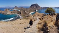 Cuma ada di Indonesia bentuk pulau unik seperti Pulau Padar ini. Cakep kan?