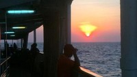 Sunset di dek luar kapal
