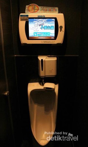 Bermain Game Sambil Kencing