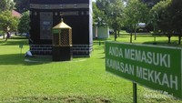 Sambil menabung untuk melihat Kakbah yang sesungguhnya, tidak ada salahnya melihat-lihat dan foto-foto dulu dengan replikanya.