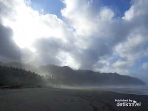 Bermain Tricking, Cara Beda Berlibur di Pantai Parangtritis