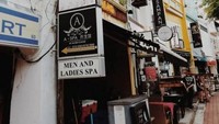 Sesungguhnya, makan di tempat kayak gini ku tak sanggup karna mahal. Mari kita cari sevel saja.
