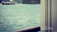 Keindahan Halong Bay terlihat bebatuan yang sangat besar-besar