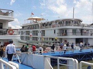 Berpesiar di Teluk Kebanggaan Vietnam