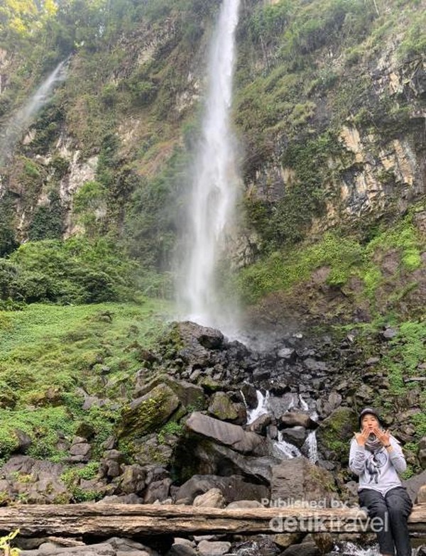 Berpetualang ke Air Terjun Tertinggi di Subang Curug Cileat