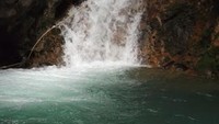 air terjun deras