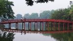 Bersantai di Danau Hoan Kiem Kota Hanoi Nan Damai