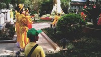 Si bocah yang jujur beristirahat sambil menonton upacara tradisional
