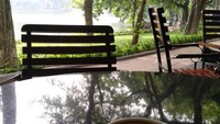 Menikmati Kopi Vietnam di pinggir danau