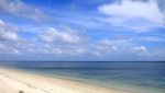 Bersantai di Pantai Pribadi Pasir Panjang Wakatobi