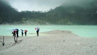 Kecantikan Kawah Ptih Ciwidey yang berselimut kabut