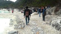 Menapaki bebatuan dan tanah yang berwarna putih