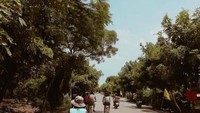 Dengan bersepeda kita juga jadi tahu bagaimana kawasan tempat tinggal penduduk lokal