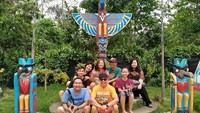 Berfoto bersama di Kampung Indian kediri.