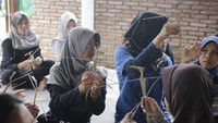 Proses belajar membuat wayang dari mendong(Foto diambil oleh Arsenia Keea Hokor)