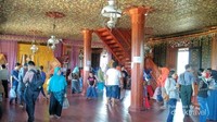 Pengunjung yang ramai di lantai 2