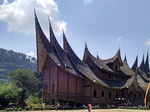 Bertandang ke Istana Raja di Ranah Minang