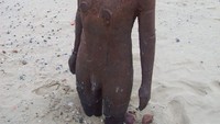 Wah ada yang memasangkan helm sepeda